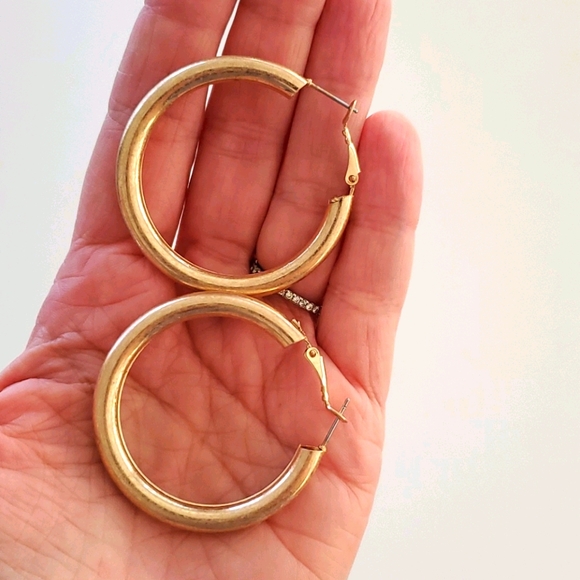 Gold hoop earrings - Picture 1 of 1